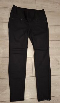 Tehotenské H&M nohavice a NEXT rifle