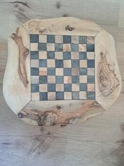 Šach z olivového dreva.