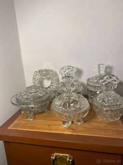 Sklenene dozy a svietniky