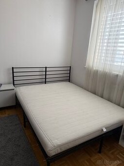 Kovová posteľ s matracou