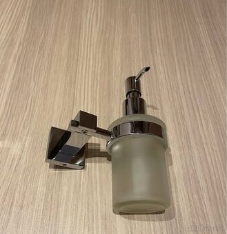 Dávkovač na tekuté mydlo
