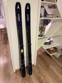 Lyze Atomic Backland 85, ATK R12 + palice Atomic Carbon