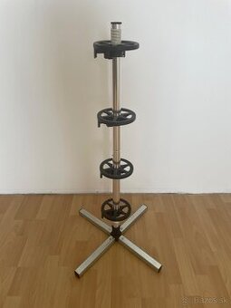 Stojan na automobilove kolesa