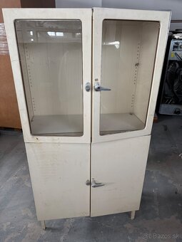 Stará lekárska skrina