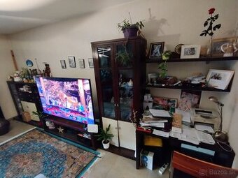 Obývačková skriňová súprava – udržiavaná, so sklom