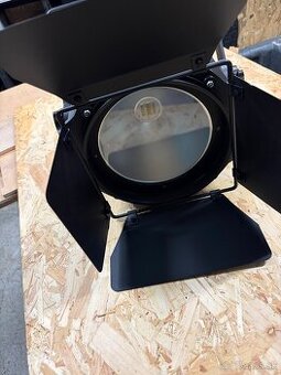 Predam silne “divadelne” reflektory