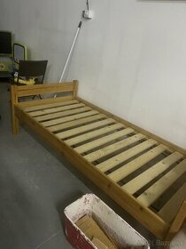 Drevená postel s roštom