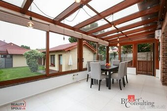 Moderná novostavba 4-izbového rodinného domu s garážou a hos