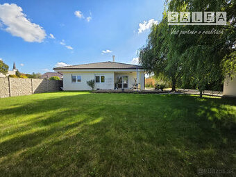 Zánovný 4i-rodinný dom a garáž na pozemku 1087m2 Tomášikovo