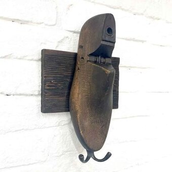 Vešiak z obuvníckého kopyta