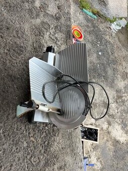 Krájač gastro nárezový stroj