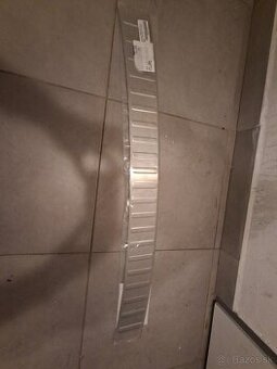 Predám ochranú nerezovú lištu zad.nár.VW touran.