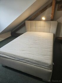 čalúnená posteľ s matracom a uloznym priestorom