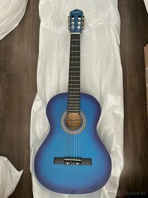 Predám poškodenú modrú klasickú gitaru