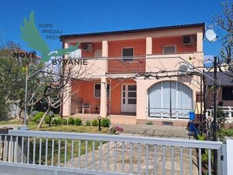 Na predaj dom s 3 apartmánmi len 250m od mora, Chorvátsko -