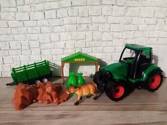 Zelený traktor s farma doplnkami