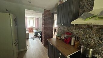 Na predaj pekný prerobený , zariadený 2,5 izb.byt