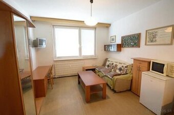 NA PREDAJ 1 IZBOVÝ BYT S BALKÓNOM V MESTE NOVÉ ZÁMKY