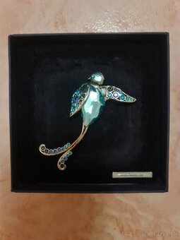 Swarovski strieborná brošňa s modrým vtákom.