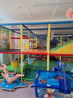 Detské interiérové ihrisko s kaviarňou