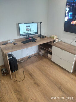 Pracovný stôl v tvare L