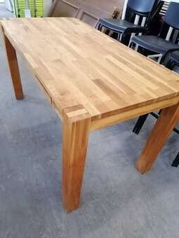 kuchynsky stol masiv