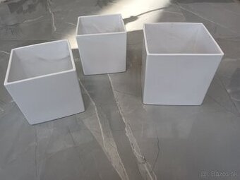 Predam 3 moderne  keramicke kvetinace  biele