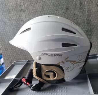 Detské/juniorské lyže + paličky (25 €) + 2× helma (15 €/ks)