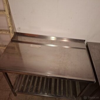 Nerezové stoly, drezy, stojany na tácky