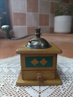 Drevený mlynček na kávu