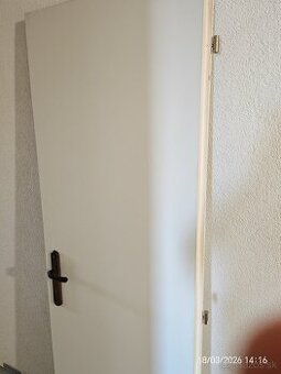 Biele dvere na WC alebo kúpeľňu