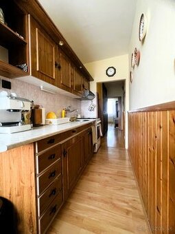 Slnečný, veľký 3 izbový byt s balkónom, Okružná ul., Levice