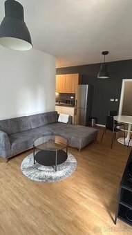 Prenájom 2 izb. moderný byt v centre Trenčína s parkovaním