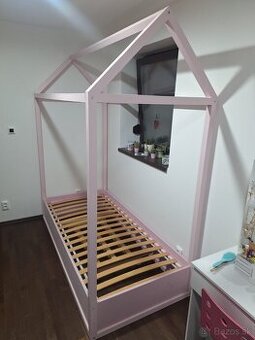 Ručne vyrobená dievčenská posteľ