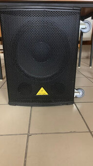 Behringer na EUROLIVE B1500D PRO aktívny subwoofer.
