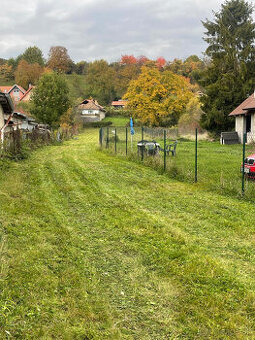 Výnimočný stavebný pozemok 1534 m² v srdci obce Svinica