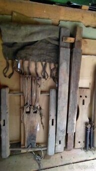 Starý tkací stroj - súčiastky