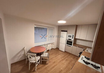 Priestranný kompletne zrekonštruovaný 2-izbový byt