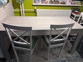 Stôl masív s lavicou a stoličkami