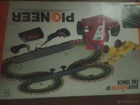 Detská autodráha s autíčkami na ovládanie.