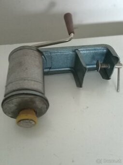 Retro mlynček na cesto