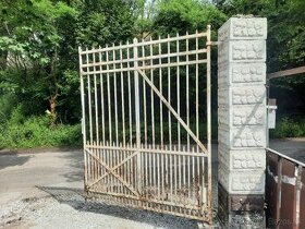 Kovaná brána s bránkou