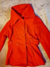 Červený kabátik