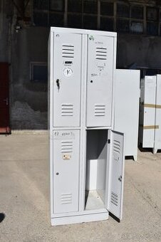 4-dverová šatníková skriňa s krátkymi dverami