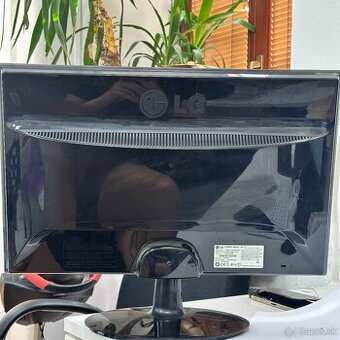 LG Flatron W2240T-PN – 22" Full HD monitor za skvelú cenu