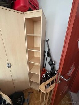 Vysoká drevená polica