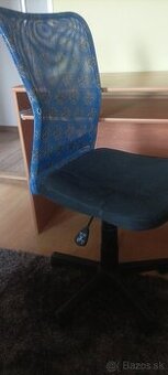 Písací stôl a otáčacia kancelárska stolicka