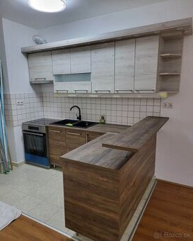 Kuchynská linka, používaná.