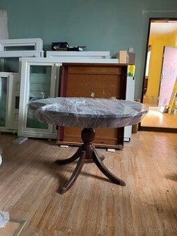 Masívny okrúhly stol