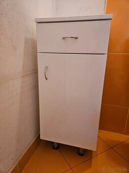 Kúpeľňová skrinka nízka